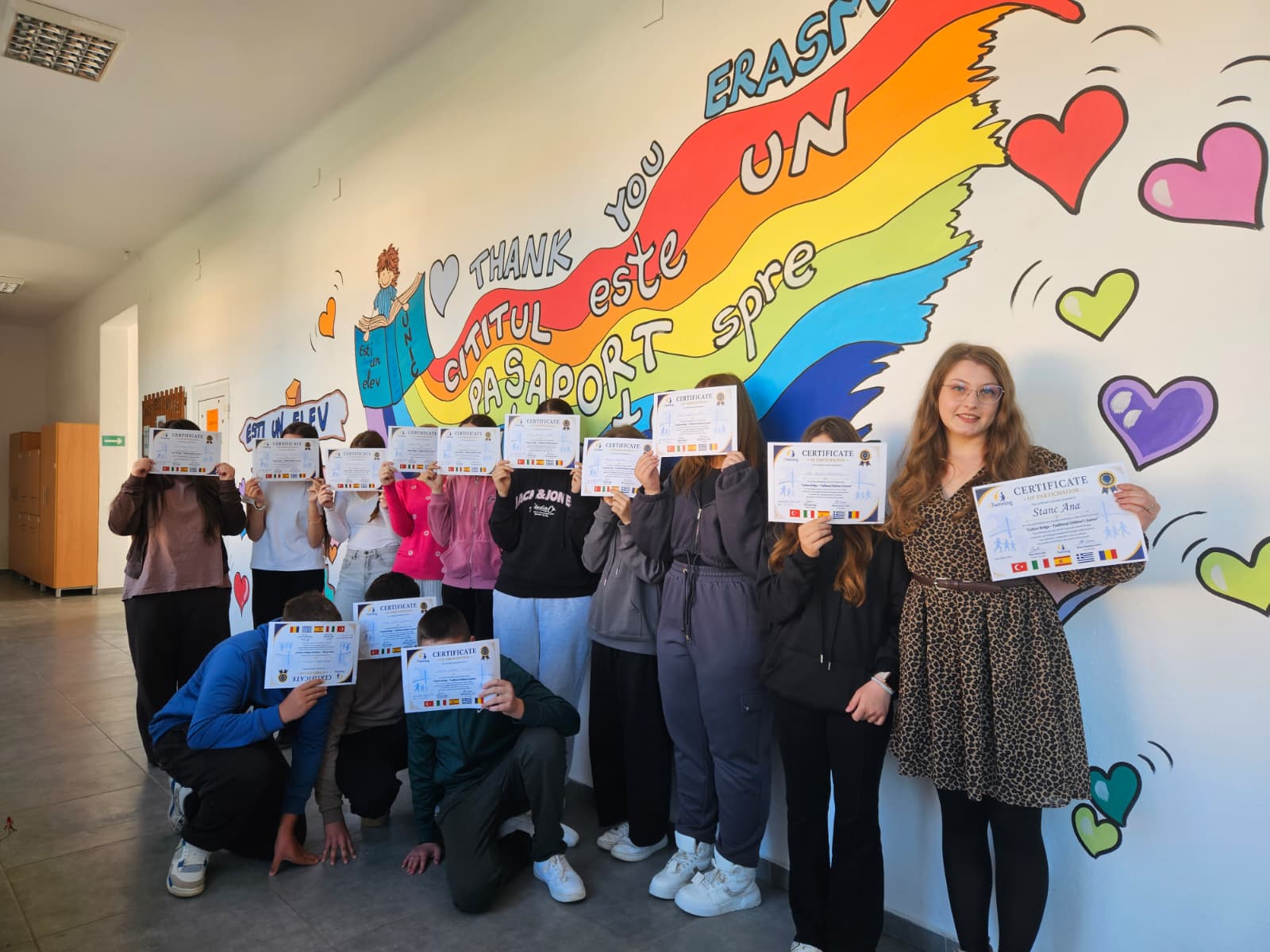 Elevii clasei a VII-a și profesorul coordonator Stanc Ana cu diplomele de participare